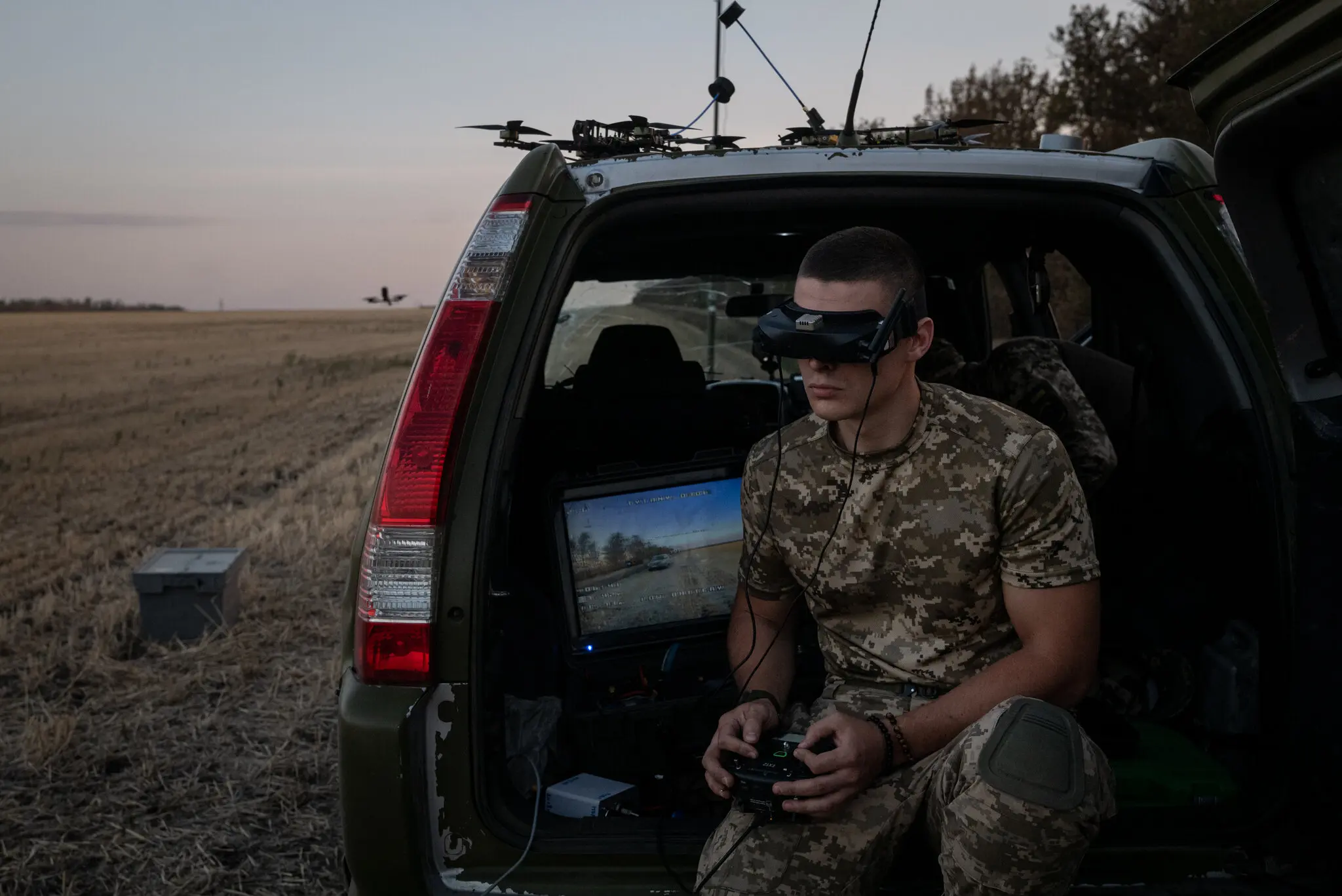 Оператор безпілотника тестує один із апаратів над відкритим полем